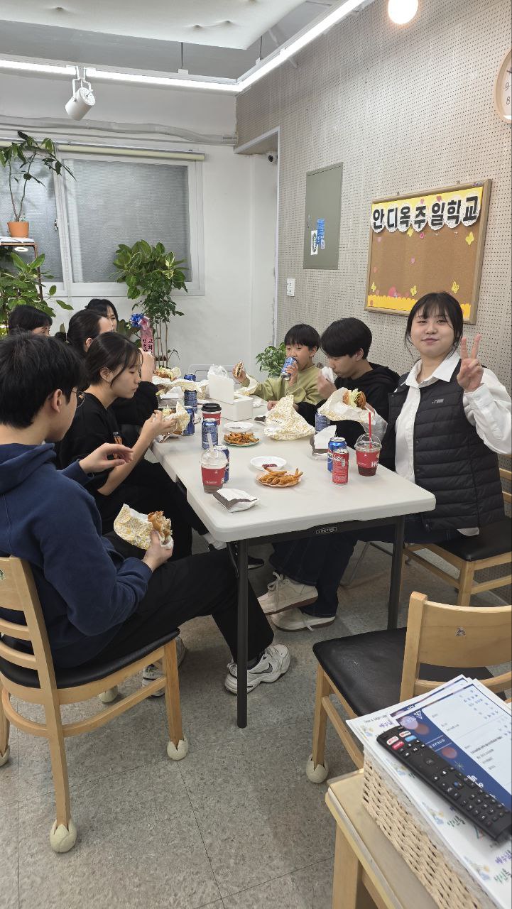 함께 배우고 교제하는 성도들